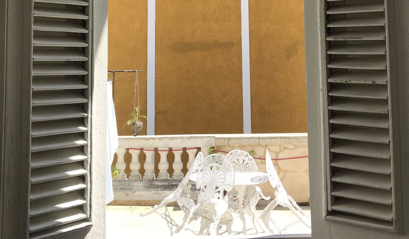 窓辺から見えるハバナのテラス
